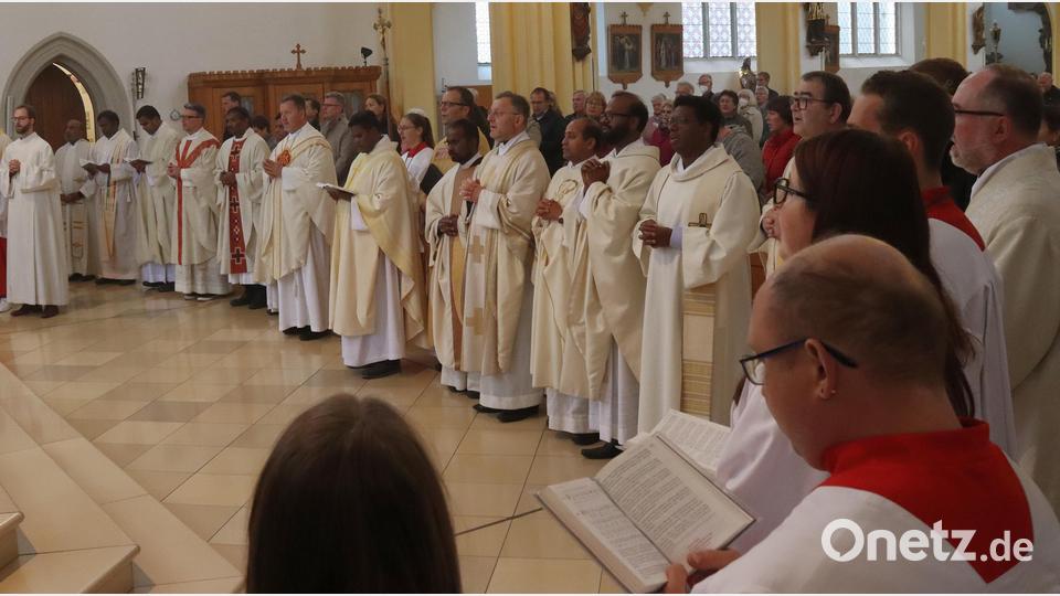 Zum Schlußlied standen Ministranten und Geistliche gemeinsam im Halbkreis vor dem Altar. Bild: mfh
