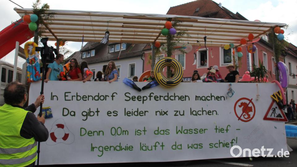 Der Schwimmbeckenboden könnte bis auf 0,0 m Wassertiefe gehoben werden, hieß es kürzlich. Der Spielmannszug fragt, wie dort Schwimmen gelernt werden solle. Bild: fks