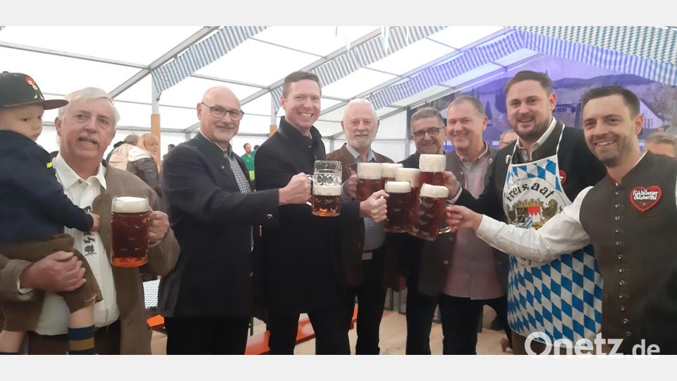 Oktoberfest Fichtelberg: Mit der ersten Mass stießen Landrat Florian Wiedemann, Bürgermeister Sebastian Voit, Feuerwehr-Vorsitzender Christian Schöler (rechts), Bürgermeister aus den Nachbargemeinden, Kreisrat Günter Pöllmann und örtliche Gemeinderäte auf ein erfolgreiches Fest an. Bild: gis