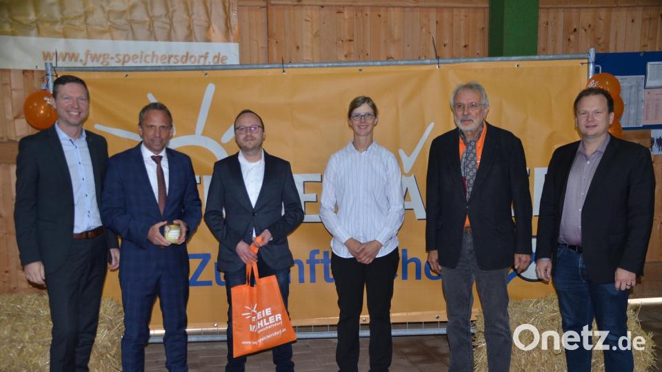 25 Jahre FWG Speichersdorf feierten unter anderem (von links) Landrat Florian Wiedemann, Staatsminister Thorsten Glauber, Zweiter FWG-Vorsitzender Thorsten Neugirg, FWG-Vorsitzende Tanja Kreutzer, Gemeinderat Hans Schmid und Bürgermeister Christian Porsch. Bild: FWG Speichersdorf/exb
