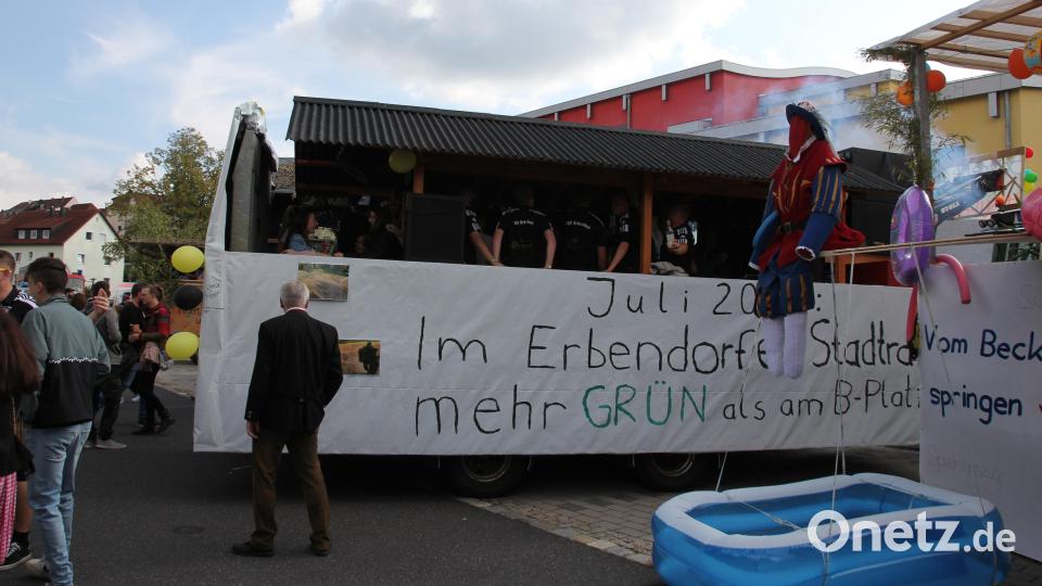 Erbendorfs Bürgermeister Johannes Reger (am Kirwawagen) schaute sich die Wagen genau an. Bild: fks
