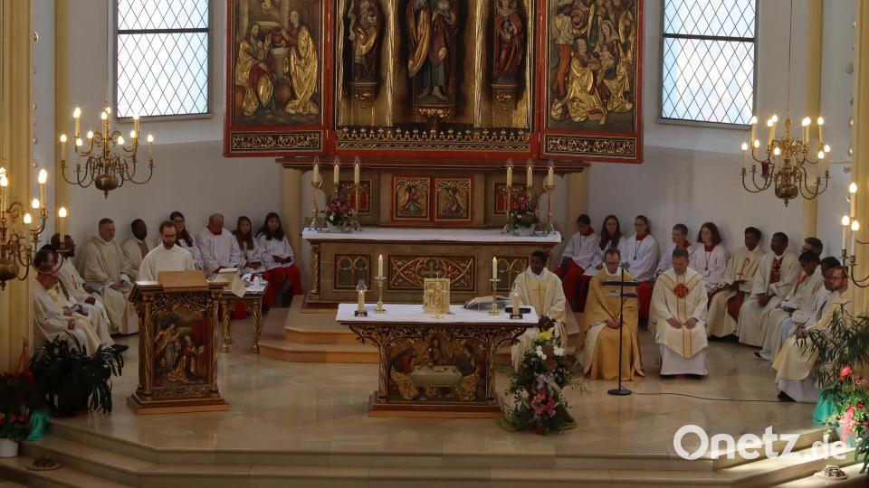 Der Altarraum der Herz-Jesu-Kirche beim Begrüßungsgottesdienst für Pfarrer Arul. Bild: mfh