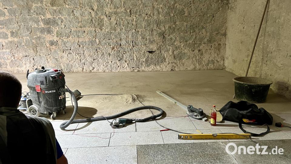 Im Steinhauerhaus wird im großen Raum der Granitboden verlegt, der selbst als Exponat die vielfältigen Formen des Granits zeigen soll. Bild: Eichl