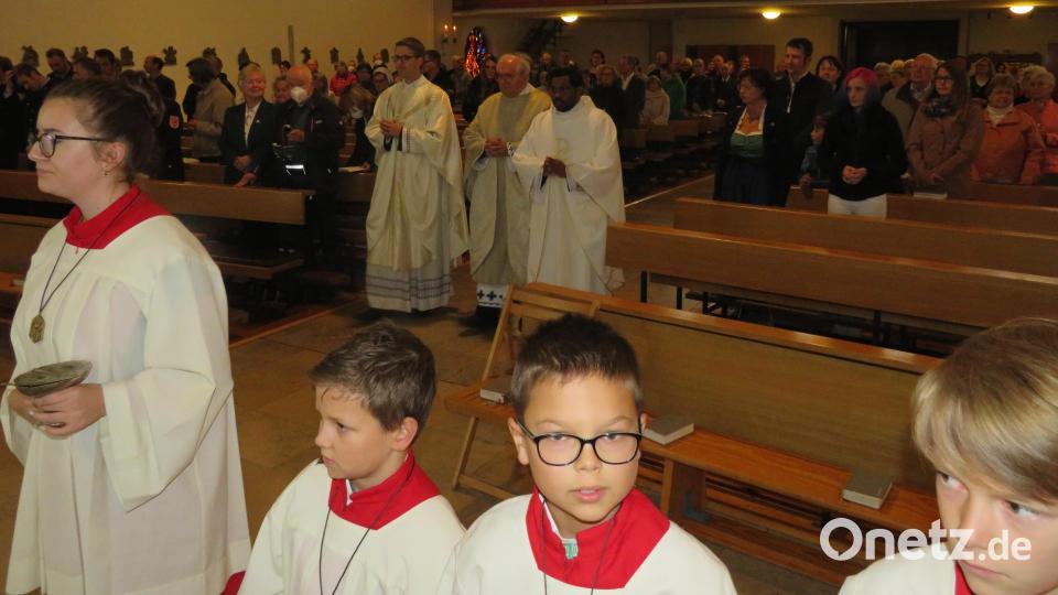 Gemeinsam ziehen die Ministranten und Priester in die Kirche zur Feier des Hochamts. Bild: adj