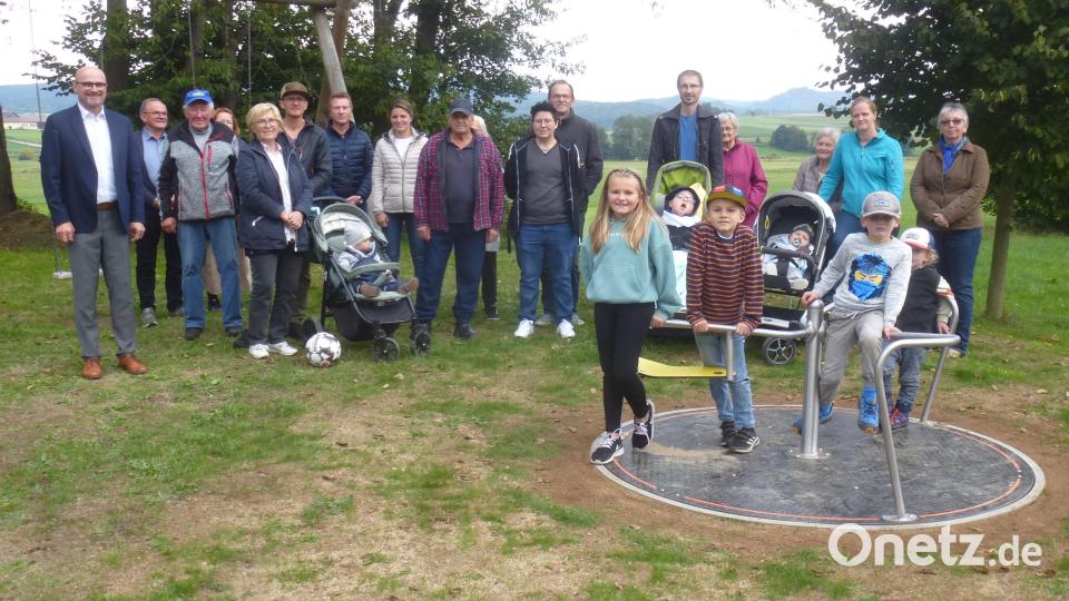 Die Schönauer Bürger freuen sich mit Bürgermeister Maximilian Beer (links) über die Neuanschaffung. Bild: mad