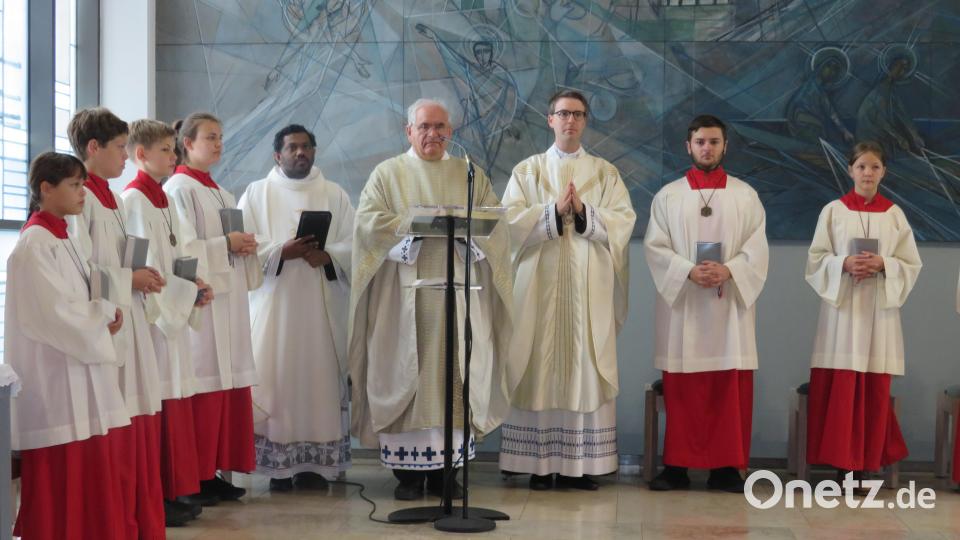 Regionaldekan Gerhard Pausch (Mitte), Pfarrer Thomas Kopp (rechts) und Pfarrvikar Thomas Kutty Samuel (links) feiern in Konzelebration mit zahlreichen Gläubigen das Hochamt zur Feier der 60-jährigen Weihe der neuen Pfarrkirche. Bild: adj
