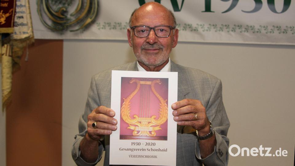 Die neue Chronik wurde von Gottfried Hofmann erstellt. Der Dirigent stellte das Buch auch vor. Zudem hatte er eine Foto-Präsentation vorbereitet, um in ansprechender Form an die Vereinsjahre zu erinnern. Bild: wro