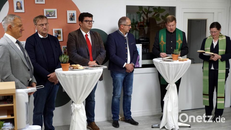 Pfarrer Thomas Kraus segnete für die katholische und Pfarrerin Kathrin Spies für die evangelische Kirche die Räumlichkeiten. Mit im Bild: (von links) Landrat Roland Grillmeier, Geschäftsführer der Lebenshilfe, Berthold Kellner, BRK-Geschäftsführer Holger Schedl und Bürgermeister Roman Schäffler. Bild: bkr