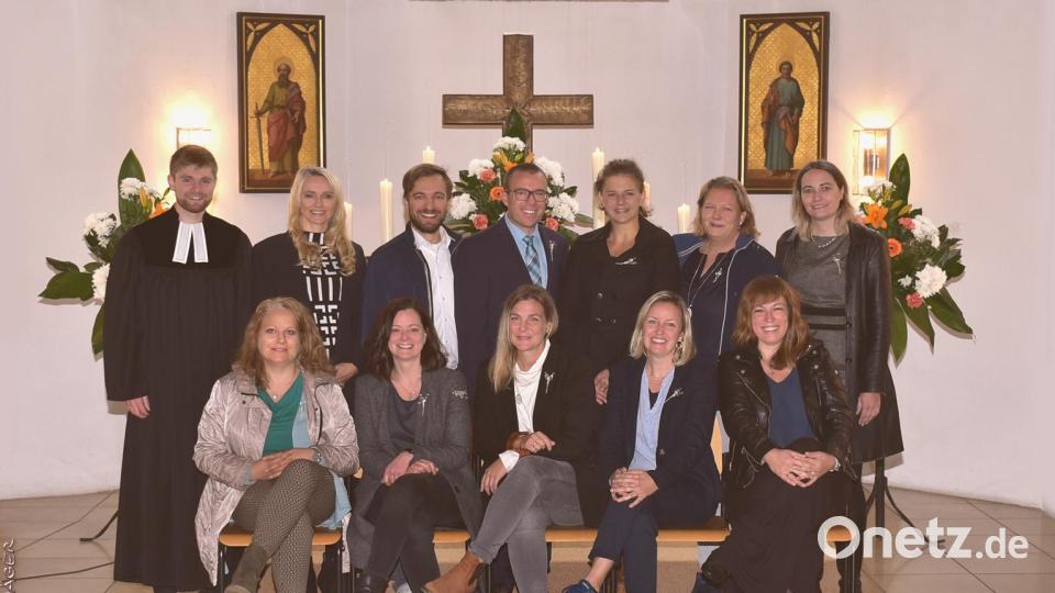 Pfarrer Daniel Götzfried mit dem Konfirmationsjahrgang von 1997. Bild: Fotohaus Jäger/exb