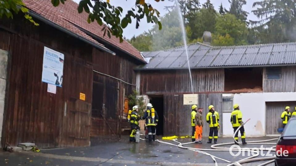 Hier üben die Einsatzkräfte die Brandbekämpfung mit Wasser. Bild: amö