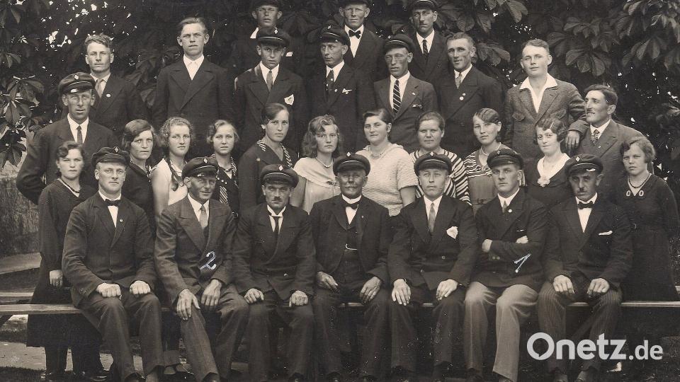 Das Foto wurde drei Jahre nach der Vereinsgründung aufgenommen. Seinerzeit hatte sich auch ein (heute aber nicht mehr existierender) Frauenchor gebildet. Bild: Archiv Gesangverein 1930 Schönhaid/exb