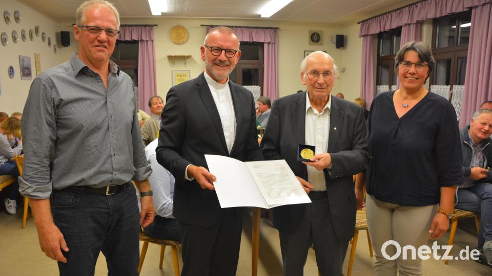 Eine Dankesurkunde von Diözesanbischof Dr. Rudolf Voderholzer erhielt Pater Friedhelm Czinczoll (Zweiter von rechts) von Dekan Dr. Thomas Vogl (Zweiter von links) für sein seelsorgerliches Wirken überreicht. Dazu gratulierten Pfarrgemeinderatssprecherin Bettina Männer und Kirchenpfleger Gerhard Ernstberger. Bild: jr
