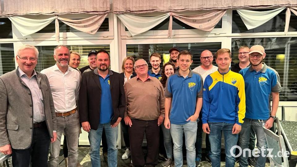 Der neue Vorstand des SV Wildenreuth mit Bürgermeister Johannes Reger (von links) Thomas Heining, Tanja Heining, Thomas Bayer, Markus Stöckl, Mandy Leonhardt-Meyer, Robert Bayer, Daniel Kick, Rebekka Kick, Matthias Fütterer, Luca Melzner, Reinhold Beyerlein, Daniel Hofmann, Matthias Gollwitzer und Maximilian Legat. Bild: lum