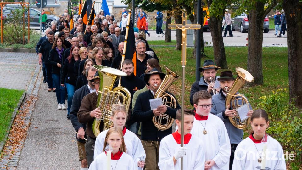Mit einem festlichen Kirchenzug wurde der Jubiläumstag begonnen Bild: mab