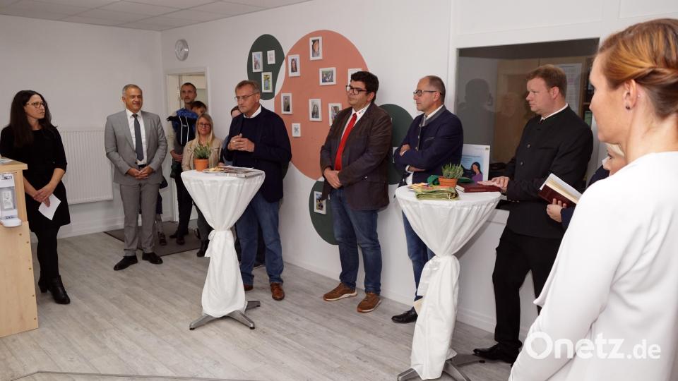 Tanja Küst, Gesamtleiterin der Frühförderung, Landrat Roland Grillmeier (von links), Tanja Gleißner-Schmid, Lebenshilfe-Geschäftsführer Berthold Kellner, BRK-Kreisgeschäftsführer Holger Schedl, Bürgermeister Roman Schäffler und Pfarrer Thomas Kraus (Vierte bis Achter von links) freuten sich über die neuen Räumlichkeiten. Bild: bkr