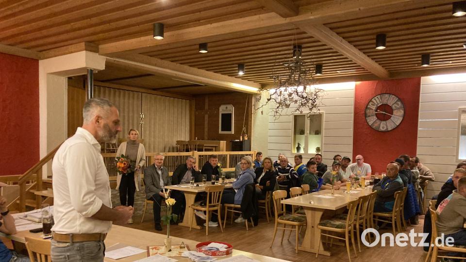 Generalversammlung des SV Wildenreuth im Gasthaus Bayer. Zweiter Vorsitzender Thomas Heining (links) leitete durch die Sitzung, bei der unter anderem die Neuwahl des gesamten Vorstands auf der Tagesordnung stand. Bild: lum