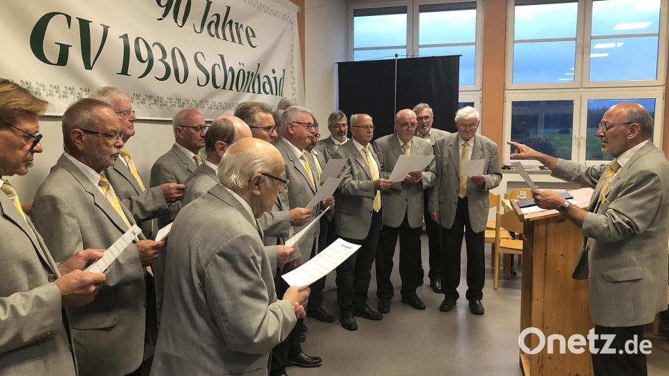 Die Liedgestaltung beim Fest- und Ehrenabend übernahmen die Sänger unter der Leitung ihres Dirigenten Gottfried Hofmann (rechts) selber. Bild: wro