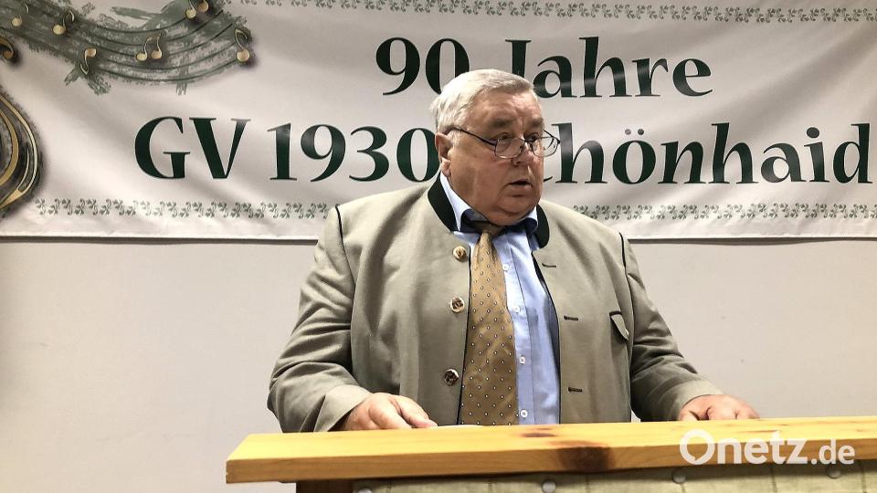 Zum 90. Gründungsjubiläum gratulierte unter anderem auch der Zweite Vorsitzende der Sängergruppe Wiesau und Erster Vorsitzende des MGV Tirschenreuth, Rudi Schmidt. Bild: wro