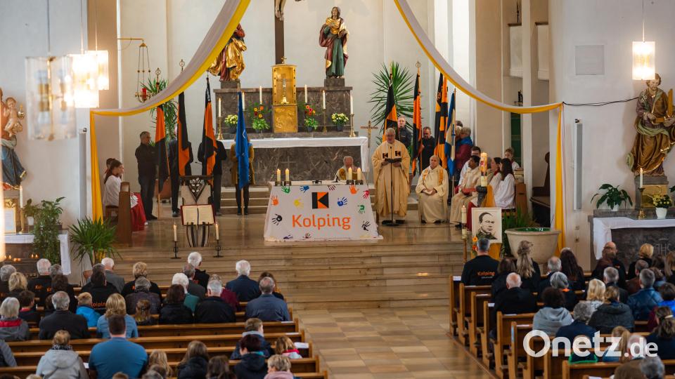 Der Altar mit einem eigens gefertigtem Banner geschmückt und Fahnenabordnungen mehrerer befreundeten Kolpingsfamilien aus dem Bezirk verliehen dem festlichen Gottesdienst eine besondere Note. Bild: mab