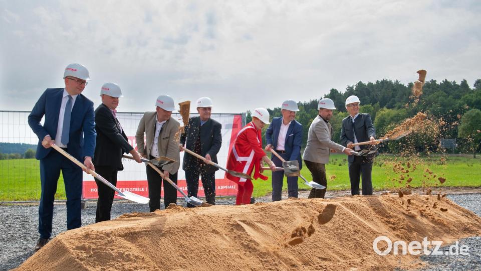 Bürgermeister Roman Schäffler, Stellvertretender Landrat Günter Kopp, Markgraf-Geschäftsführer Liborius Gräßmann, Manfred Thümmler, Vorstandsvorsitzender der Rainer-Markgraf-Stiftung, Irene Markgraf, MdL Tobias Reiß sowie die Markgraf-Geschäftsführer Alexander Holzmüller und Thomas Löw (von links) beim symbolischen Spatenstich. Bild: Firma Markgraf/exb