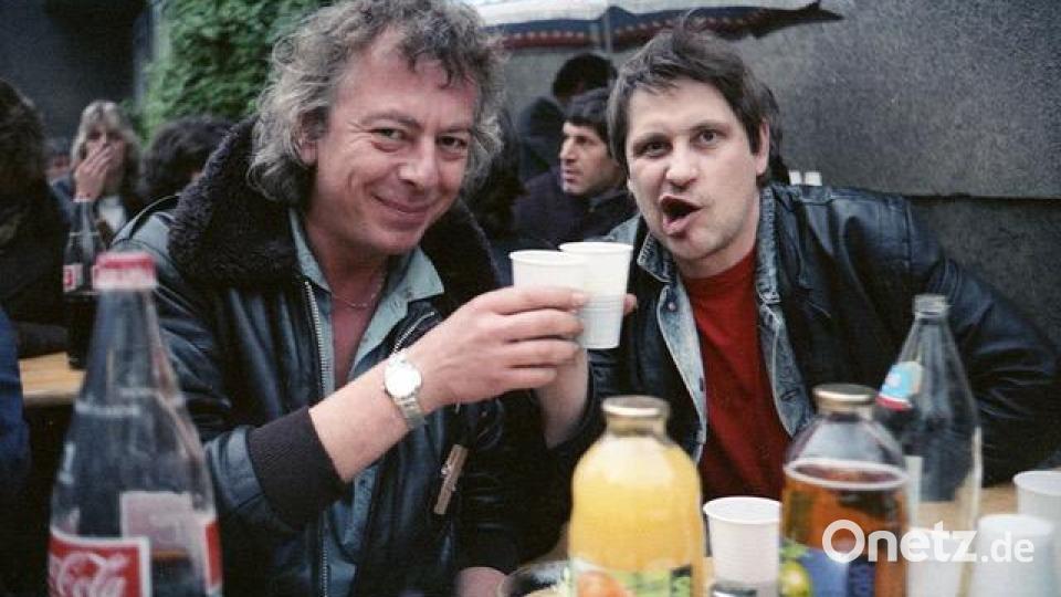 Helge Weindler (links) in einer Drehpause bei Mika Kaurismäkis Film &quot;Helsiniki-Napoli - All Night Long&quot;. Bild: Mika Kaurismäki