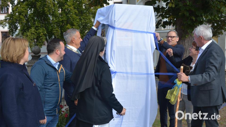 Feierlich wurde das Einstiegsportal vor dem Abtschloss enthüllt. Bild: jr