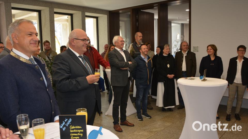 Blick in die Reihen der Gäste, die ins Rathausfoyer gekommen waren. Bild: jr