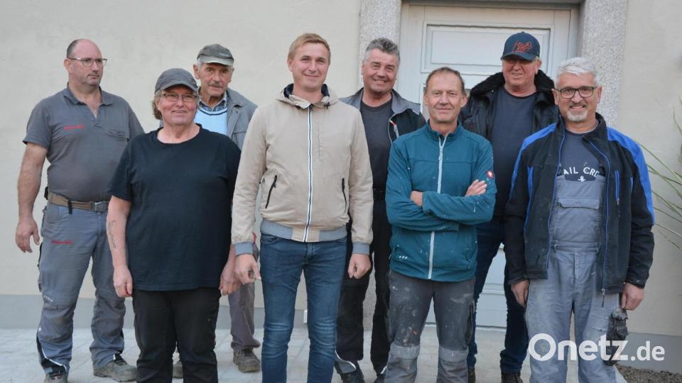 Über 5000 ehrenamtliche Arbeitsstunden leisteten 15 Mitglieder des Bienenzuchtvereins Leonberg bei dem Sanierungsprojekt. Im Bild ein Teil der Truppe mit Vorsitzendem Michael Wohlrab (Vierter von links). Bild: jr