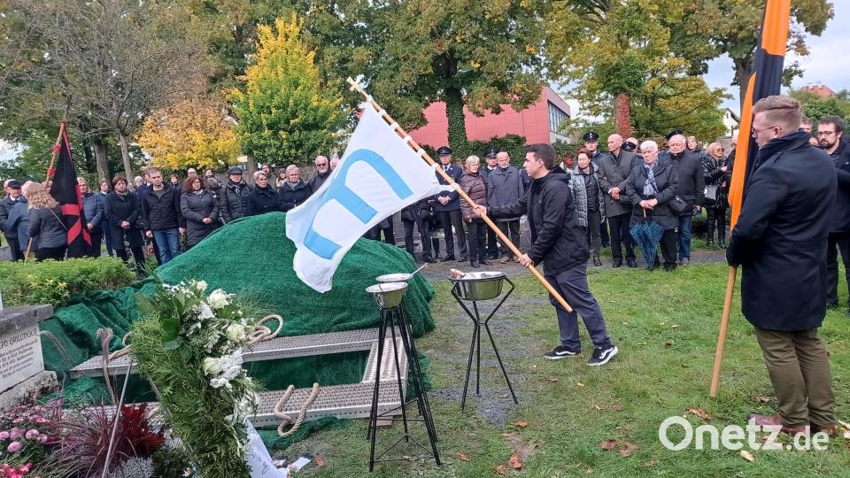 Zahlreiche Menschen nahmen Abschied vom verstorbenen Pfarrer Johannes Wolff. Bild: fpoz
