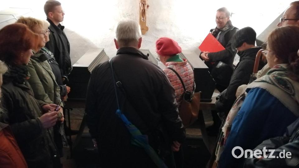 In der Fürstengruft stehen die Teilnehmer der Stadtführung an den Särgen unter anderem von Pfalzgraf Christian August und seiner Frau Amalie Magdalena. Bild: dir