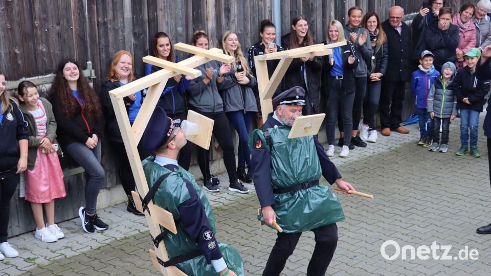 An Ideenreichtum herrschte kein Mangel: Festleiter Herbert Laubmann und Vorsitzender Christoph Forster wurde von der Feuerwehr Dürnersdorf einiges abverlangt. Bild: Feuerwehr Pertolzhofen/exb