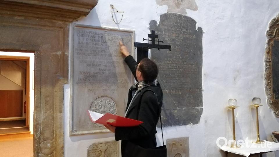 Markus Lommer vor einem der Epitaphe, die erst nach der Innensanierung der Pfarrkirche St. Marien 1959 gehoben worden sind. Bild: dir