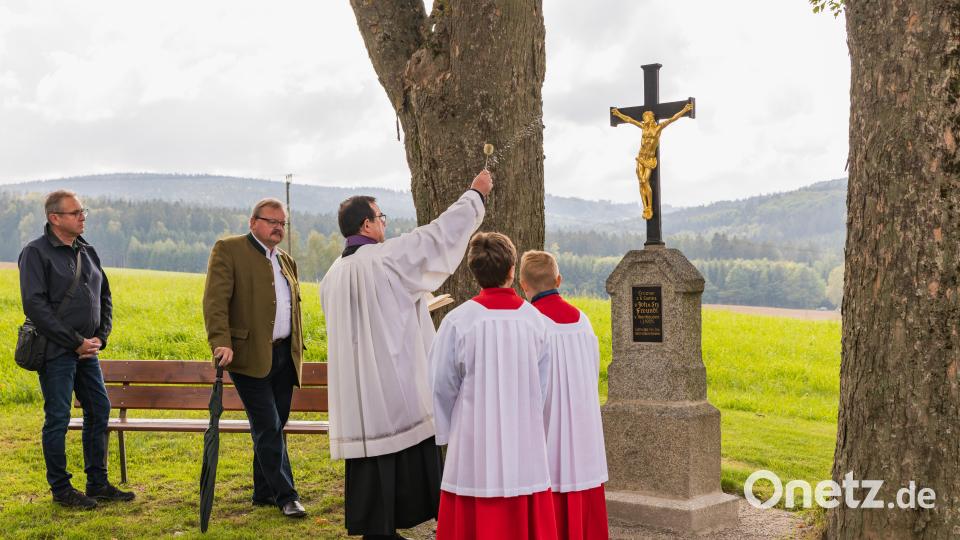 Das Bild zeigt die Segnung des &quot;Hansen-Kreuzes&quot; am Ortsausgang. Bild: wms