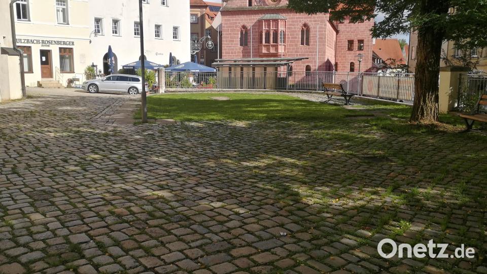 Die Rasenfläche markiert einen Teil des früheren Friedhofs südlich der Marienkirche. Bei der Stützmauer rechts befand sich dessen Friedhofsmauer. Bild: dir