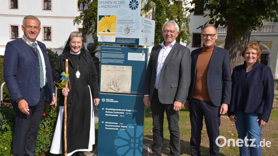 Nach der Enthüllung des Einstiegsportals, von links Landrat Roland Grillmeier, Äbtissin Laetitia Fech, Landrat Johann Kalb, Bürgermeister Bernd Sommer und Projektleiterin Alexandra Baier. Bild: jr