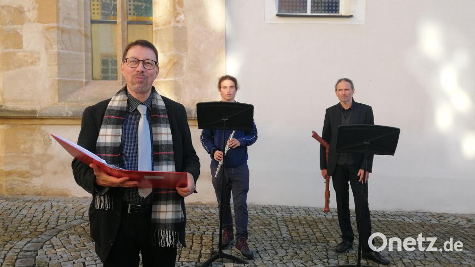 Auf der Führung wird (von links) Stadtheimatpfleger Markus Lommer unter anderem von Manuel de Pellegrini und Michael Kämmle musikalisch unterstützt. Bild: dir