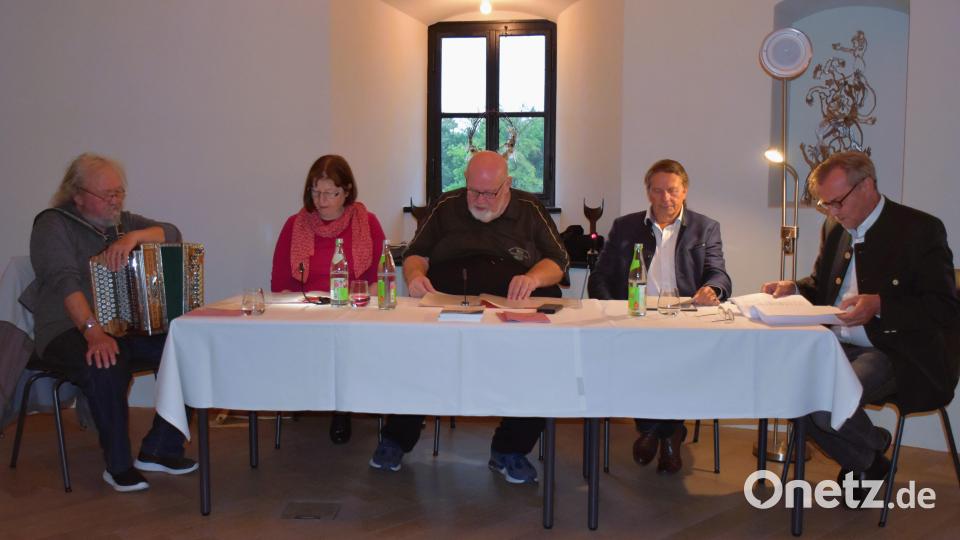Walter J. Pilsak (von links) lieferte seinen Anteil an der Lesung mit musikalischen Einlagen auf dem Akkordeon, unterstützt wurde er bei der Veranstaltung von Hilde Lauth, Hans G. Lauth, Florian Winkelmüller und Berthold Kellner. Bild: ubb