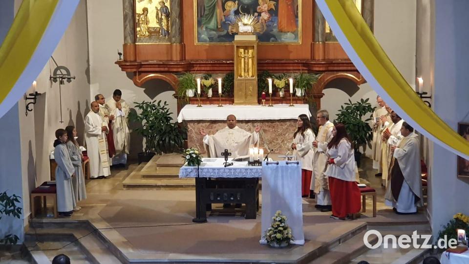 In einem feierlichen Gottesdienst führte Prodekan Martin Besold (rechts zwischen den Ministranten) Pfarrer Lawrence Michael (Mitte) in sein Amt in der Pfarrgemeinde Krummennaab/Premenreuth ein. Bild: vsr