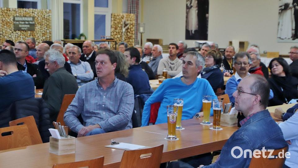 Rund 100 Schwarzenfelder fanden am Mittwoch den Weg zur Bürgerversammlung im Saal der Gaststätte Miesberg. Bild: Thomas Dobler