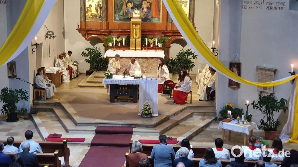 In einem feierlichen Gottesdienst führte Prodekan Martin Besold (am Altar links) Pfarrer Lawrence Michael (Mitte) in sein Amt in der Pfarrgemeinde Krummennaab/Premenreuth ein. Bild: vsr