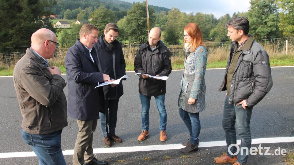 Tobias Bäumler (Zweiter von links) und Felix Steghöfer (Dritter von rechts) erläutern Rudolf Völkl, MdL Dr. Stephan Oetzinger, Bürgermeisterin Marina Hirnet und Oswald Hamann (von links) die Planung. Bild: pi