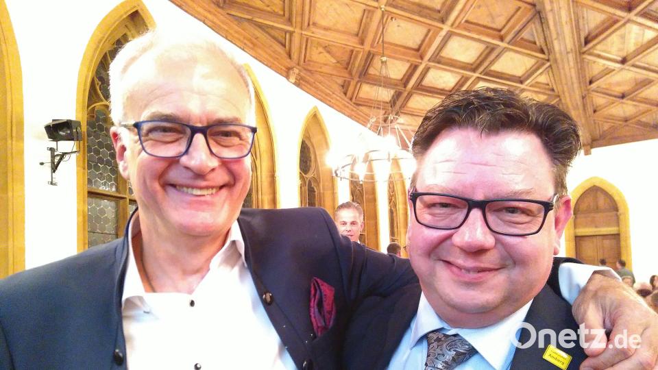 Zwei glückliche Chefärzte für Unfallchirurgie und Orthopädie: der scheidende Dr. Robert Bauer (links) und der neue Chefarzt Dr. Antonio Ernstberger. Bild: mma