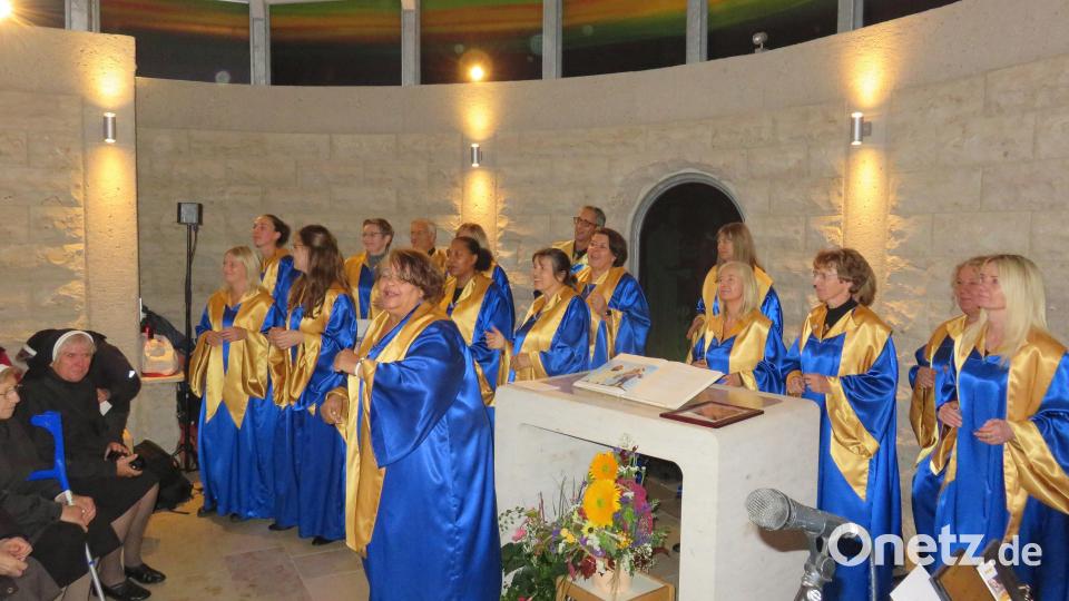 Der Gospelchor Hope and Joy sang in der vollen Clara-Kapelle.. Bild: Regens Wagner/Matthias Flierl