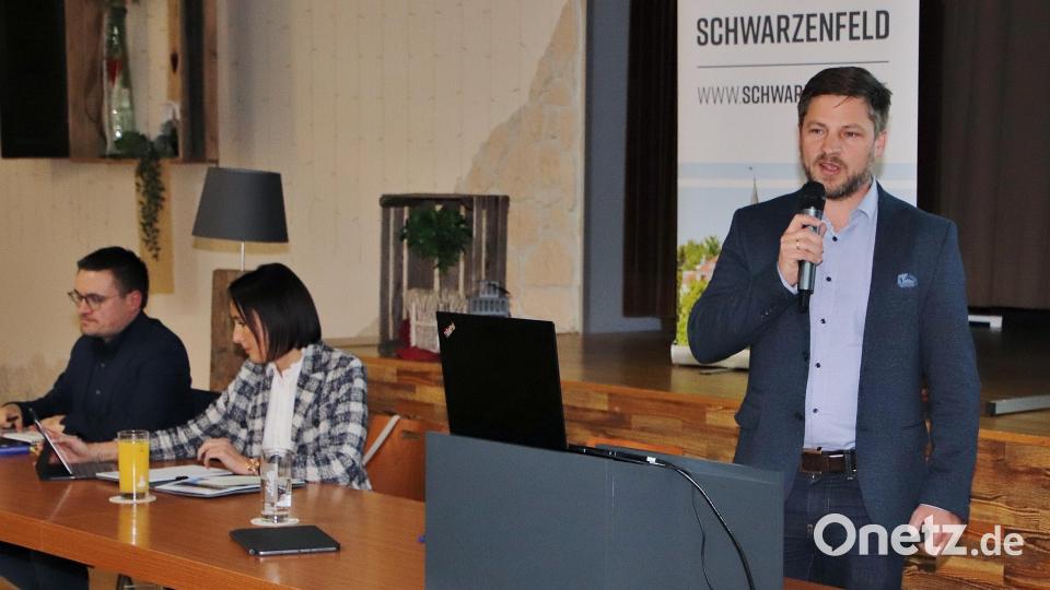 Bürgermeister Peter Neumeier leitete die Bürgerversammlung im Saal der Miesberg-Gaststätte. Bild: Thomas Dobler