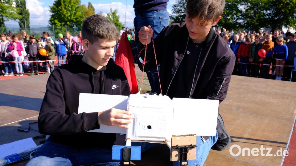 Mit der Befestigung der Styroporbox am Bremsfallschirm tätigten Daniel Zerr (links) und Alexander Nickl die letzten Handgriffe vor dem Start der Sonde. Bild: do