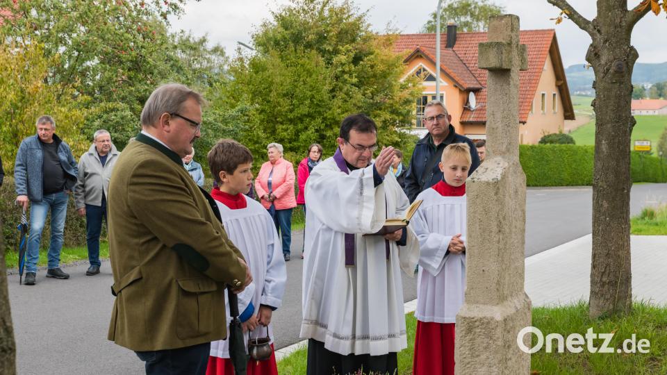Der OWV Thanhausen restaurierte vier Wegkreuze. Am vergangenen Sonntag wurden das &quot;Platzer-Kreuz&quot; und das &quot;Hansen-Kreuz&quot; von Pfarrer Konrad Amschl gesegnet. Bild: wms