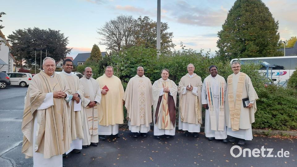 In einem feierlichen Gottesdienst führte Prodekan Martin Besold (rechts) Pfarrer Lawrence Michael (Fünfter von links) in sein Amt in der Pfarrgemeinde Krummennaab/Premenreuth ein. Bild: vsr