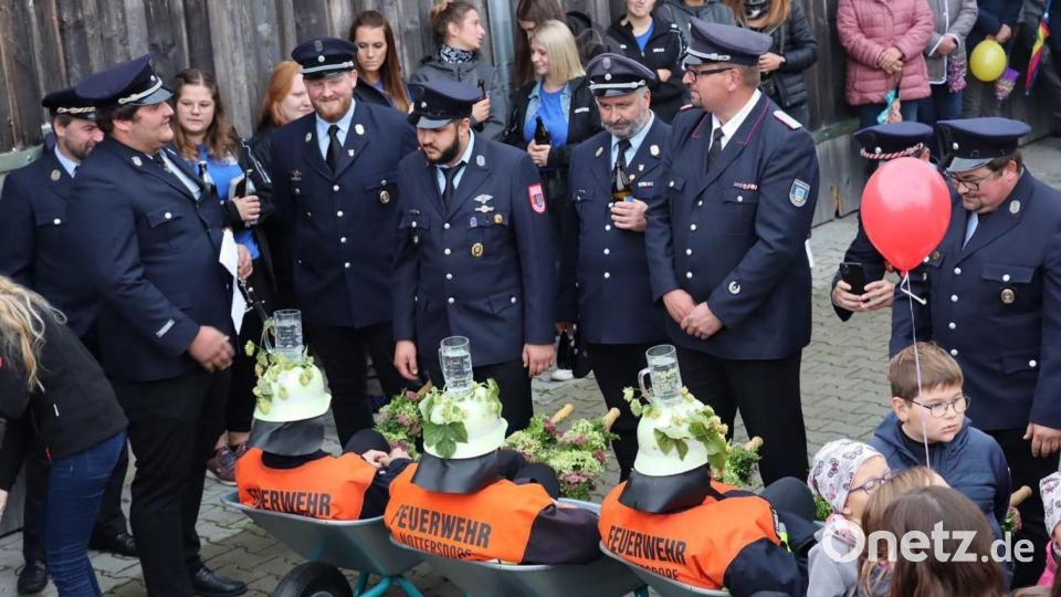 Die Kameraden aus Nottersdorf hatten sich für die Löschgruppe der örtlichen Feuerwehr etwas besonderes ausgedacht. Die Männer mussten ein Feuer mit auf Helmen montierten Bierkrügen löschen. Bild: Feuerwehr Pertolzhofen/exb