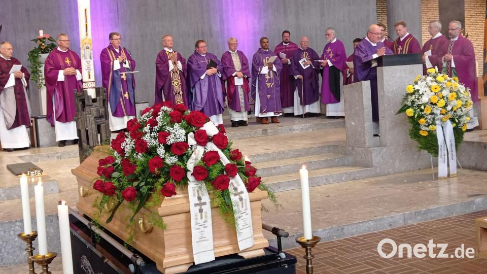 Zahlreiche Menschen nahmen beim Trauergottesdienst Abschied vom verstorbenen Pfarrer Johannes Wolff. Bild: fpoz