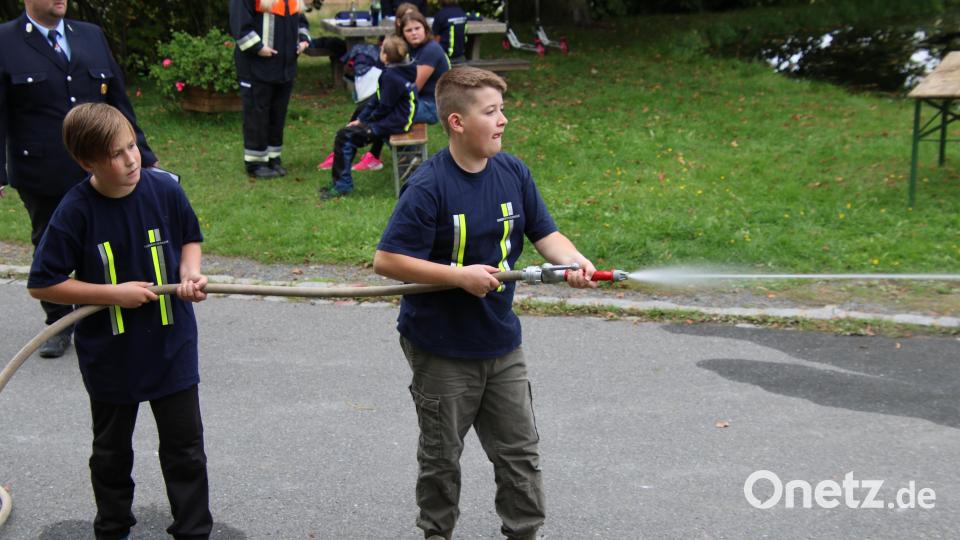 Vollste Konzentration: Raphael (links) und Simon beim Wasserspritzen. Bild: kro